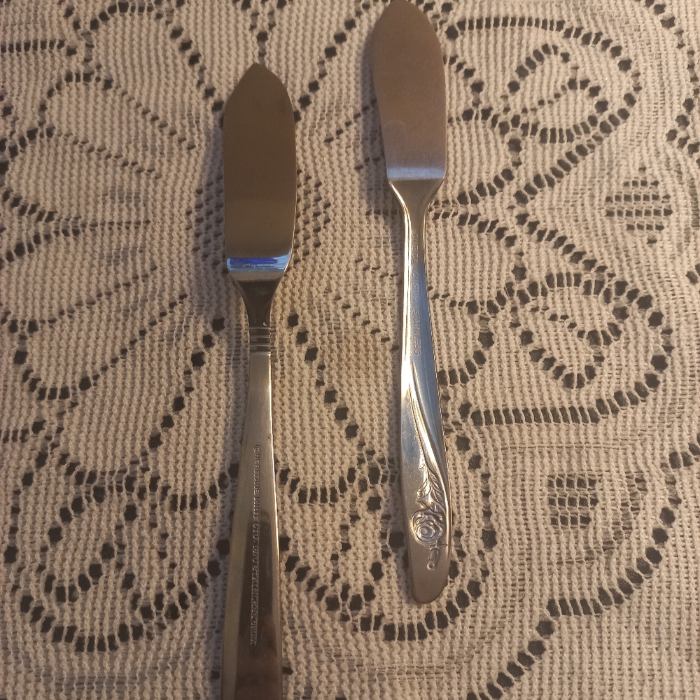 2 Stainless Steel Butter Knives/Spreaders Oneida & Heritage Mint Vintage Table